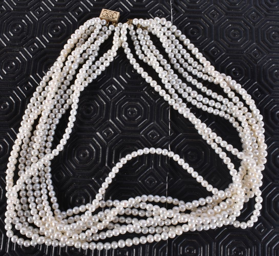 A 14CT GOLD AND PEARL NECKLACE. 86 grams. 42 cm long.: A 14CT GOLD AND PEARL NECKLACE. 86 grams. 42 cm long.
