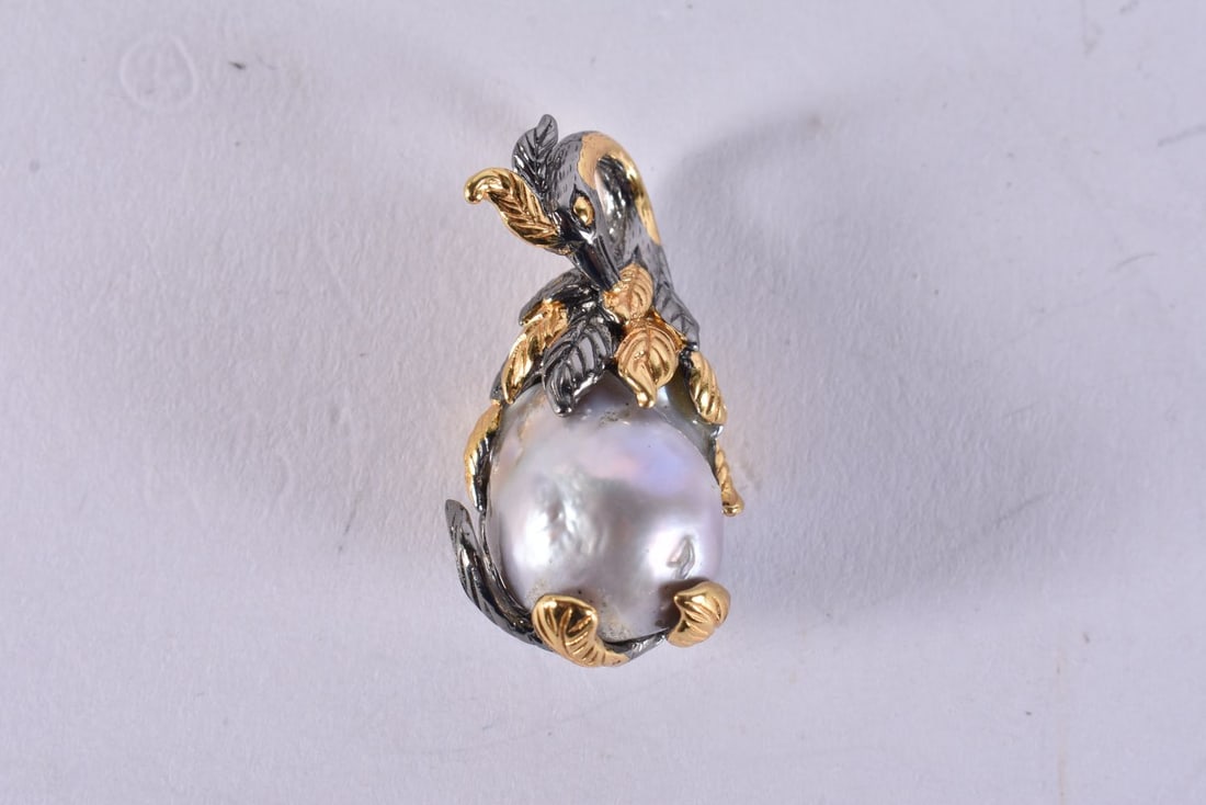 A SILVER BAROQUE PEARL PENDANT. 10.5 grams. 3.25 cm x 1.75 cm. (1 of 3)
