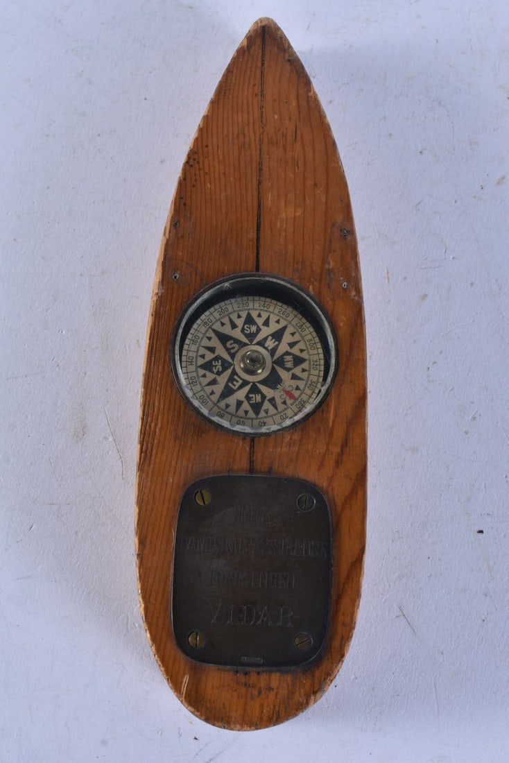 AN UNUSUAL BOAT SHAPED COMPASS. 17 cm long. (1 of 4)