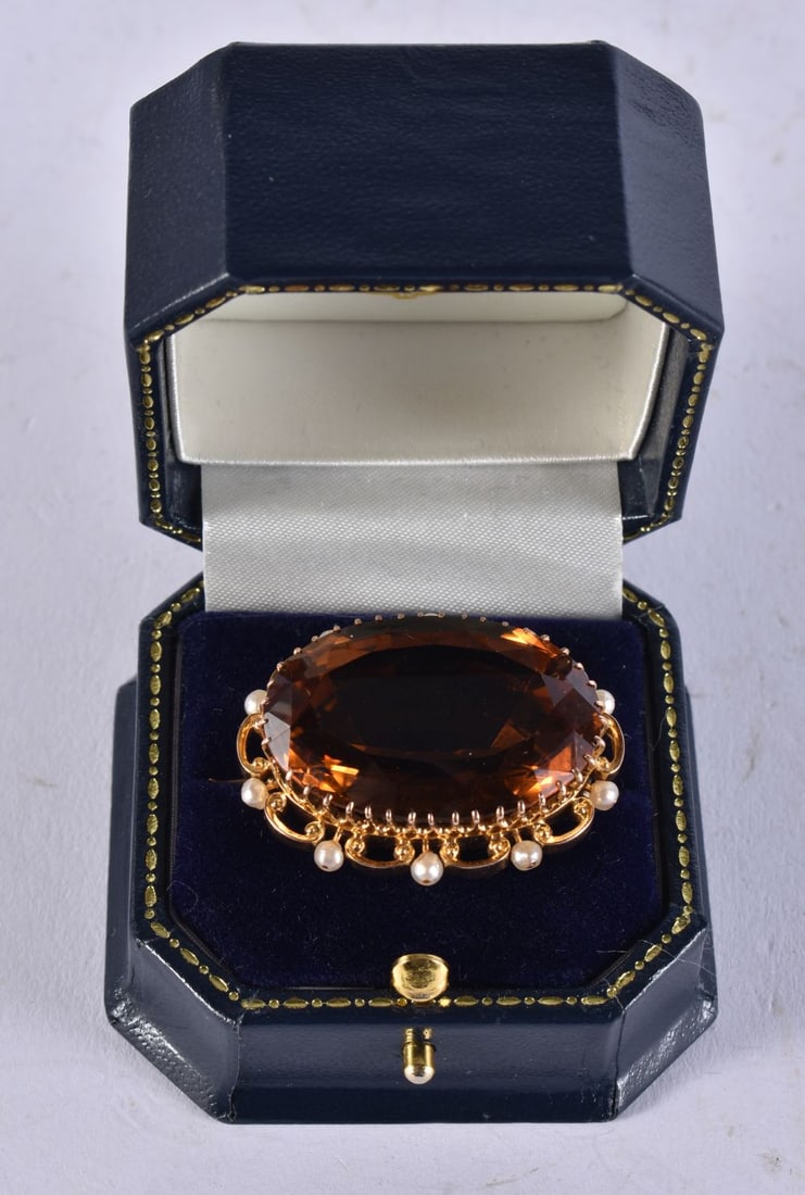 AN 18CT GOLD CITRINE BROOCH. 18.4 grams. 2.75 cm x 3.5 cm. (1 of 3)