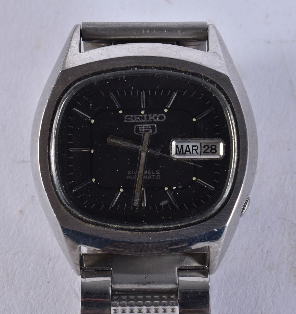 A SEIKO WRISTWATCH. Untested. 3.5 cm wide. (1 of 5)