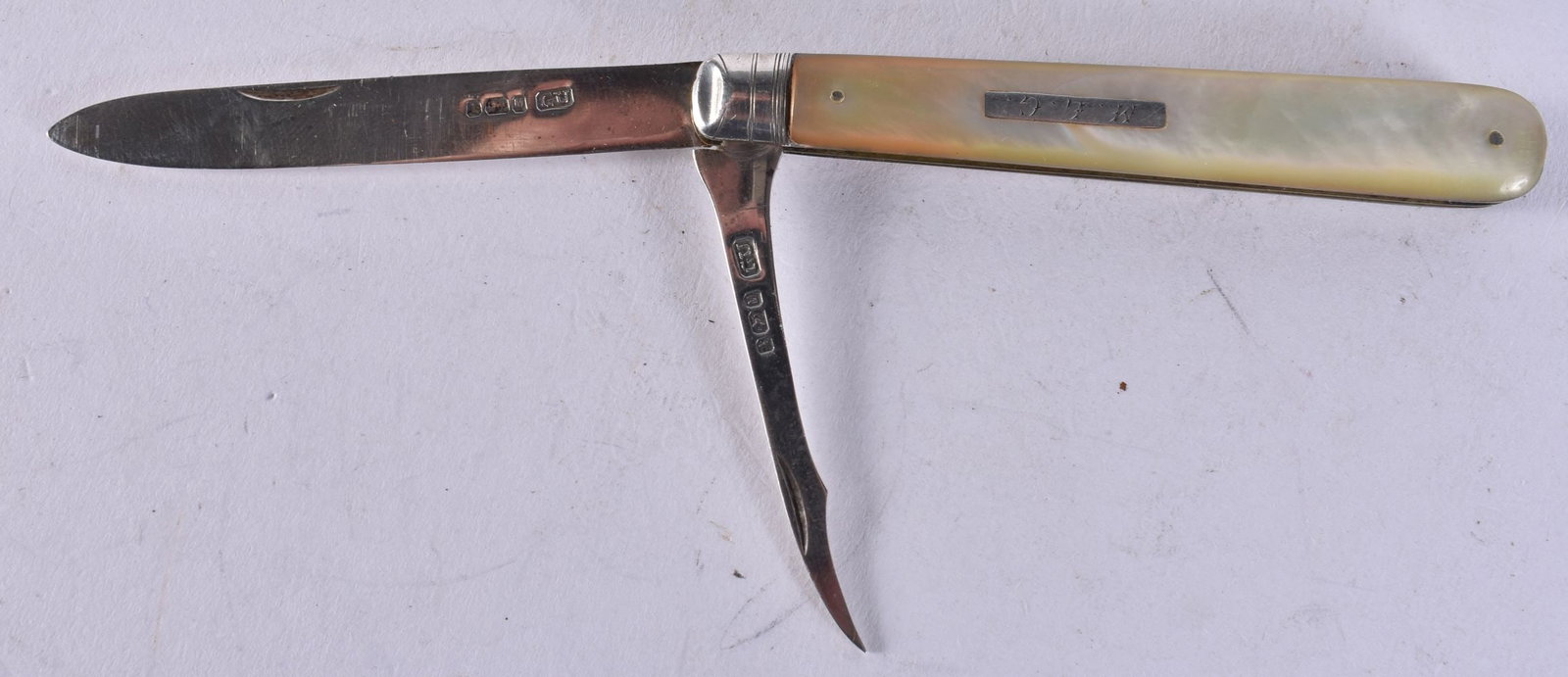 A SILVER AND MOTHER OF PEARL KNIFE. 36 grams. 15 cm long extended. WE ARE UNABLE TO OFFER IN HOUSE (1 of 4)