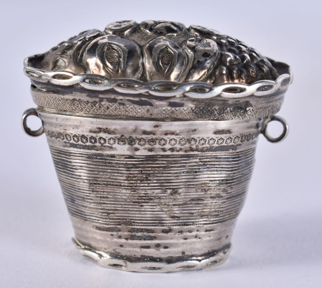 AN ANTIQUE SILVER SNUFF BOX. 15 grams. 3.5 cm x 4 cm. (1 of 4)