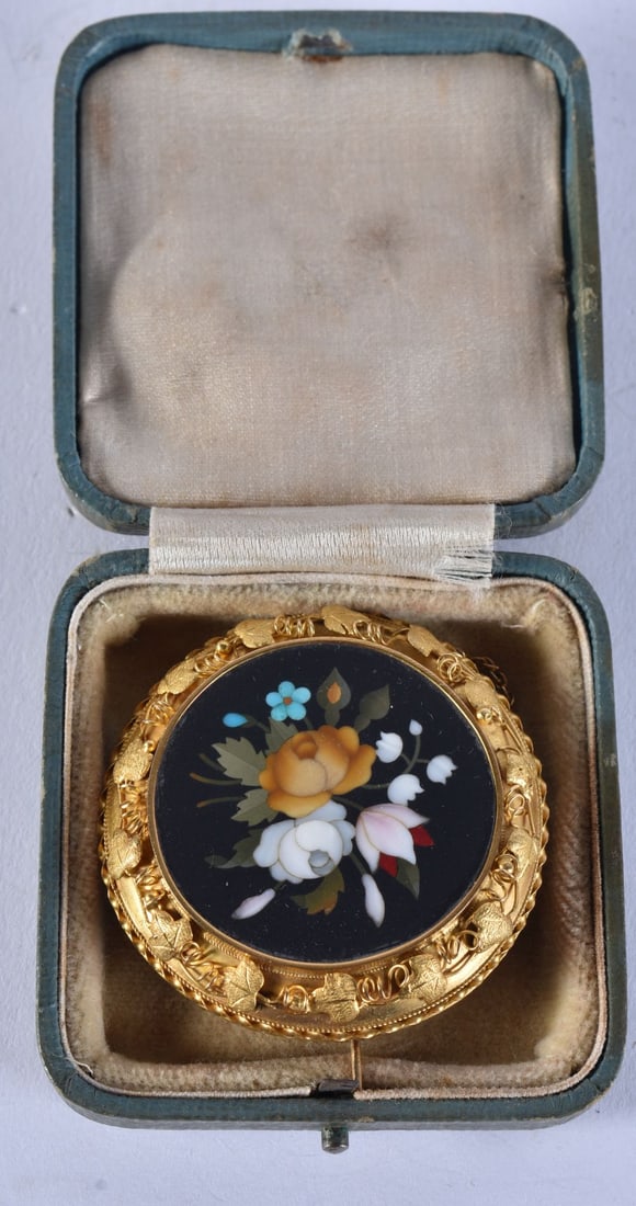 A FINE 18CT GOLD PIETRA DURA BROOCH by G Torrini (Florence). 15 grams. 4.5 cm wide. (1 of 3)
