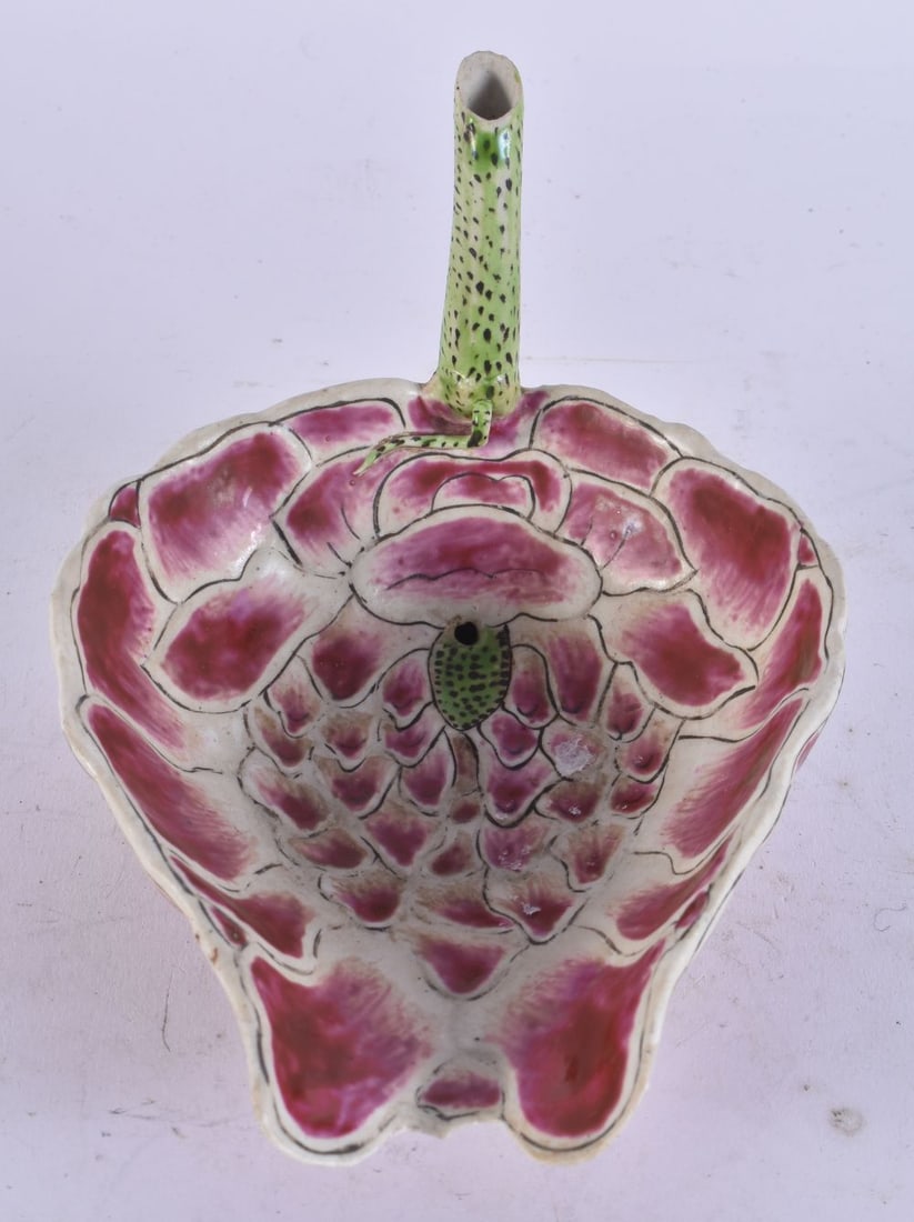 A CHINESE PORCELAIN LEAF SHAPED DISH Guangxu mark and possibly of the period. 16 cm wide.: A CHINESE PORCELAIN LEAF SHAPED DISH Guangxu mark and possibly of the period. 16 cm wide.