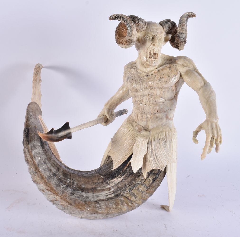 A LARGE JAPANESE CARVED STAG ANTLER FIGURE OF A BEAST. 33 cm x 22 cm.: A LARGE JAPANESE CARVED STAG ANTLER FIGURE OF A BEAST. 33 cm x 22 cm.