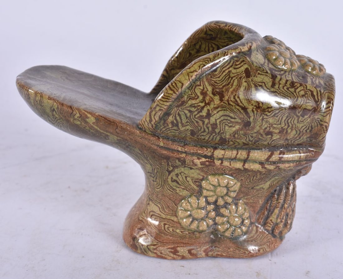 A CHINESE MARBLEISED POTTERY SHOE. 11 cm wide.: A CHINESE MARBLEISED POTTERY SHOE. 11 cm wide.
