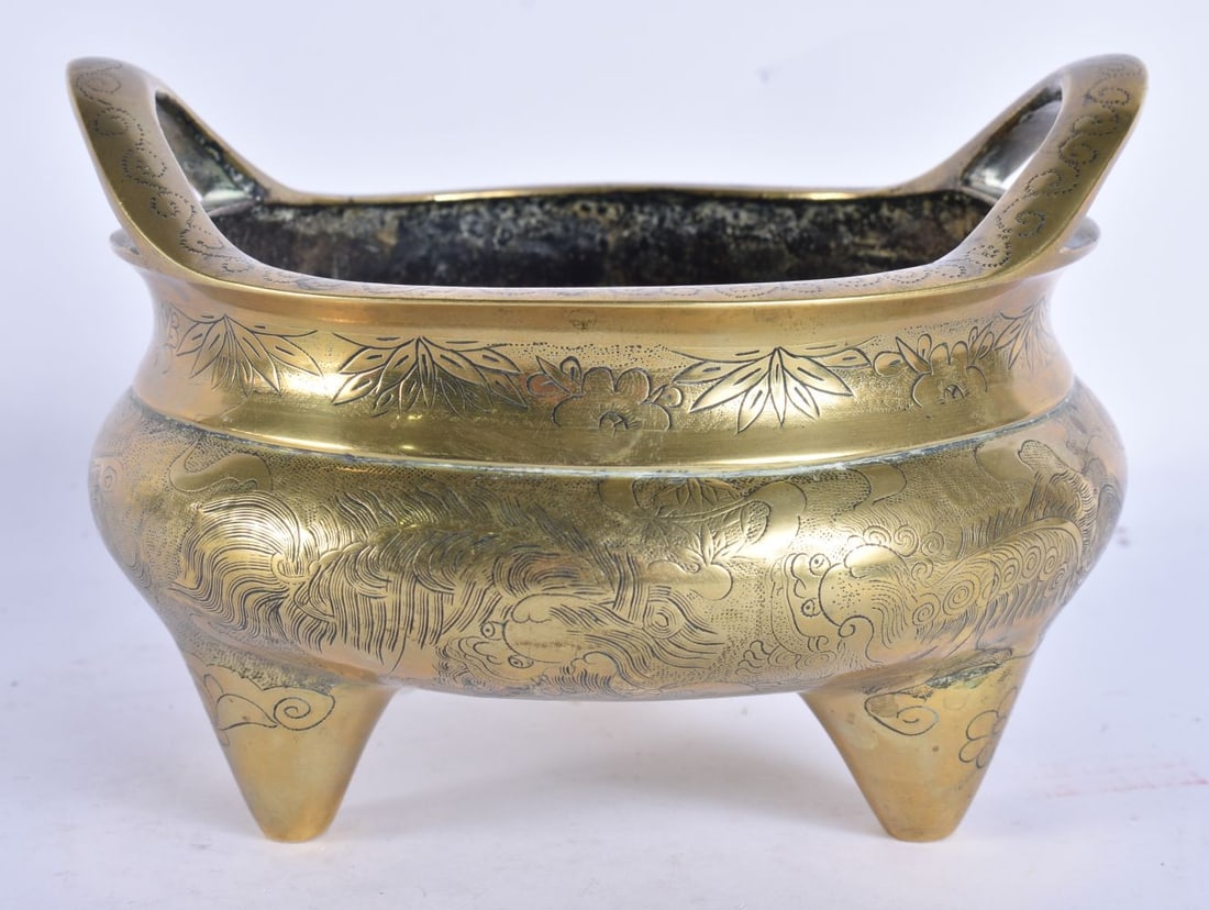 A LATE 19TH CENTURY CHINESE POLISHED BRONZE CENSER bearing Xuande marks to base. 1052 grams. 16.5 cm (1 of 7)