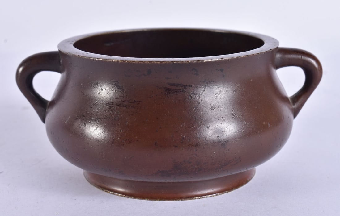 AN 18TH/19TH CENTURY CHINESE TWIN HANDLED BRONZE CENSER bearing Xuande marks to base. 688 grams. 12 (1 of 6)