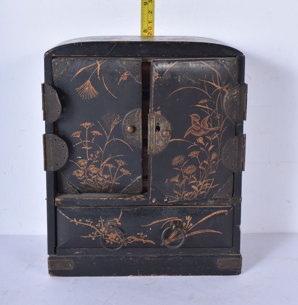 A small early 20th Century Japanese lacquered cabinet. 20x17cm: A small early 20th Century Japanese lacquered cabinet. 20x17cm