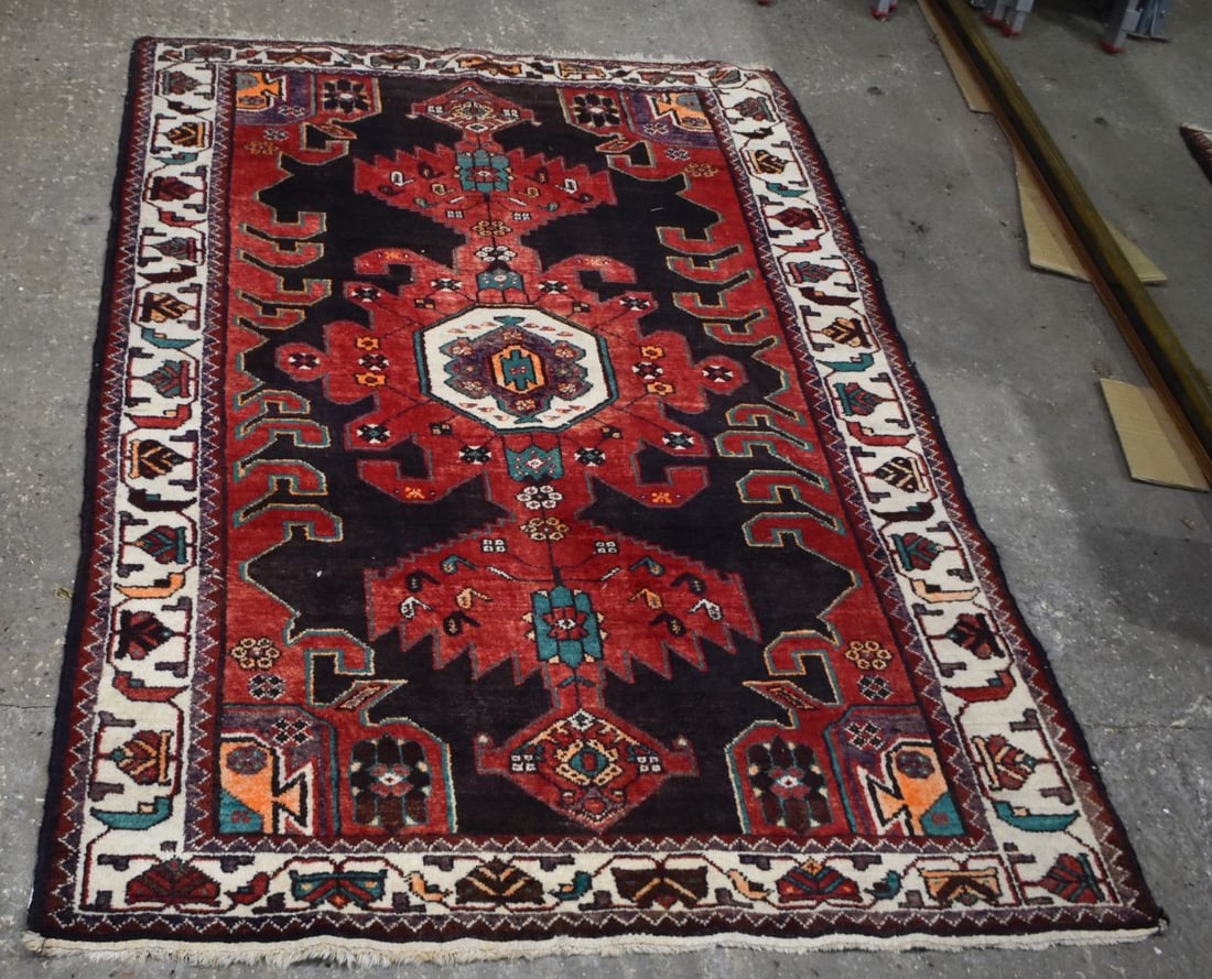 A hand made Iranian Heriz wool rug 208 x 131 cm (1 of 8)