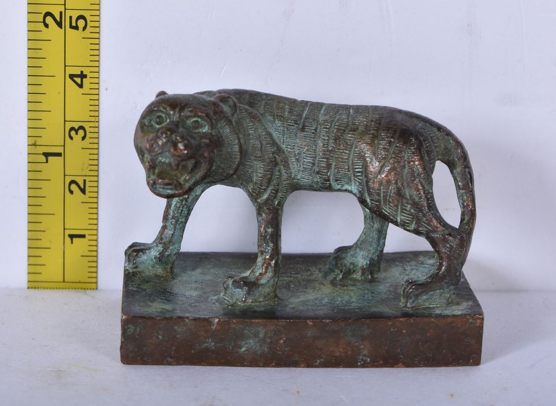 A small Chinese bronze Tiger seal 4.5 x 6cm (1 of 5)