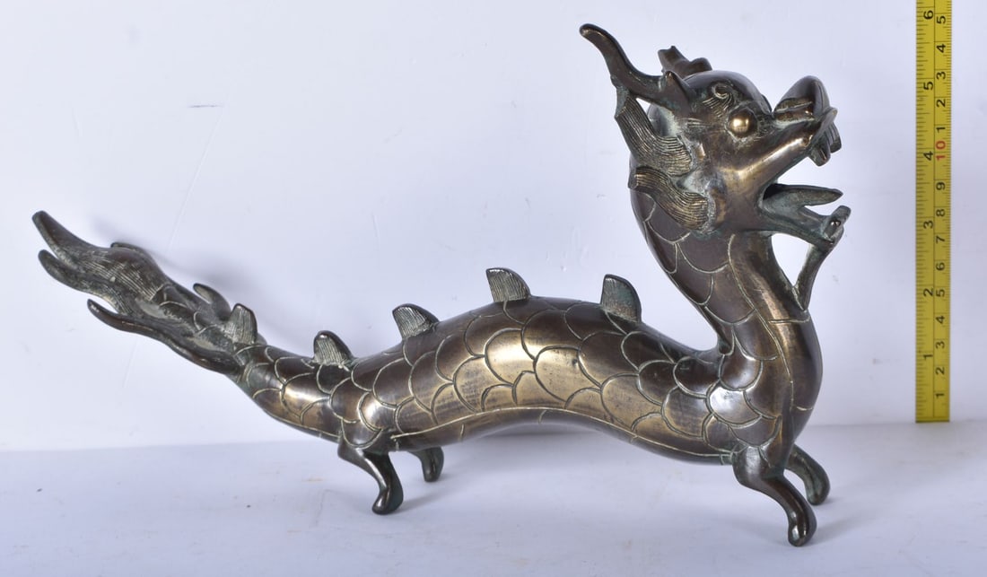 A Chinese bronze dragon 16 x 31cm (1 of 6)