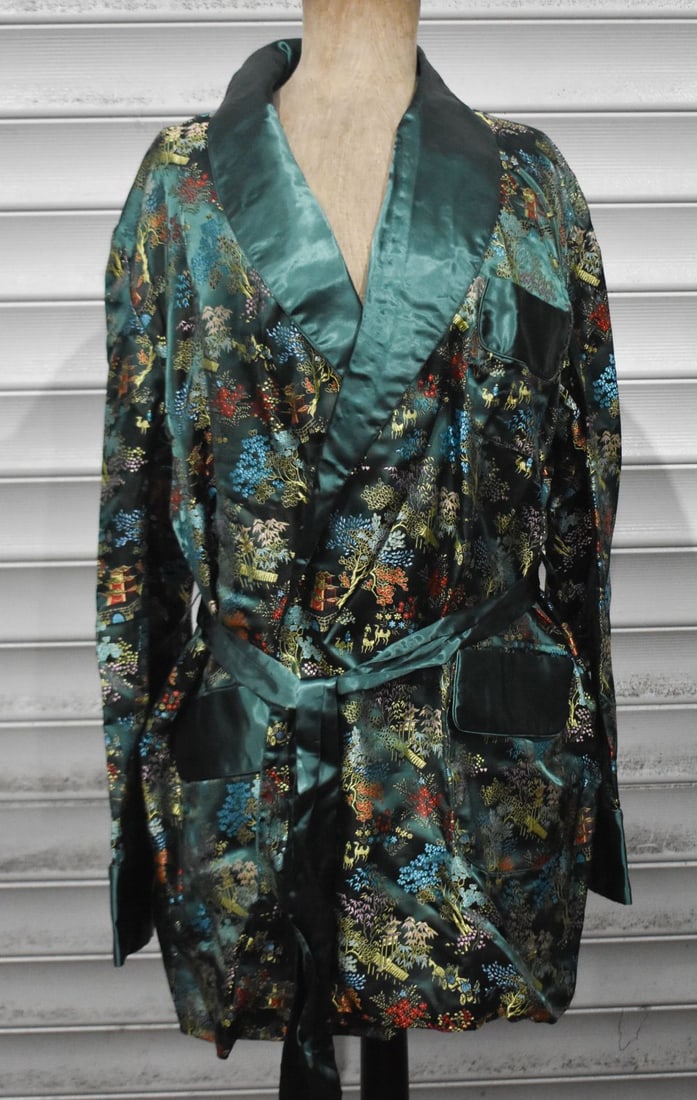 A Chinese silk embroidered gown 84cm (1 of 7)