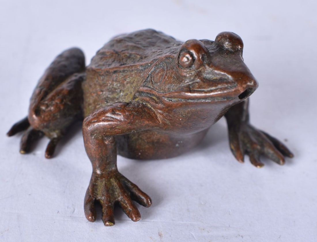 A Japanese bronze frog 4 cm. (1 of 3)