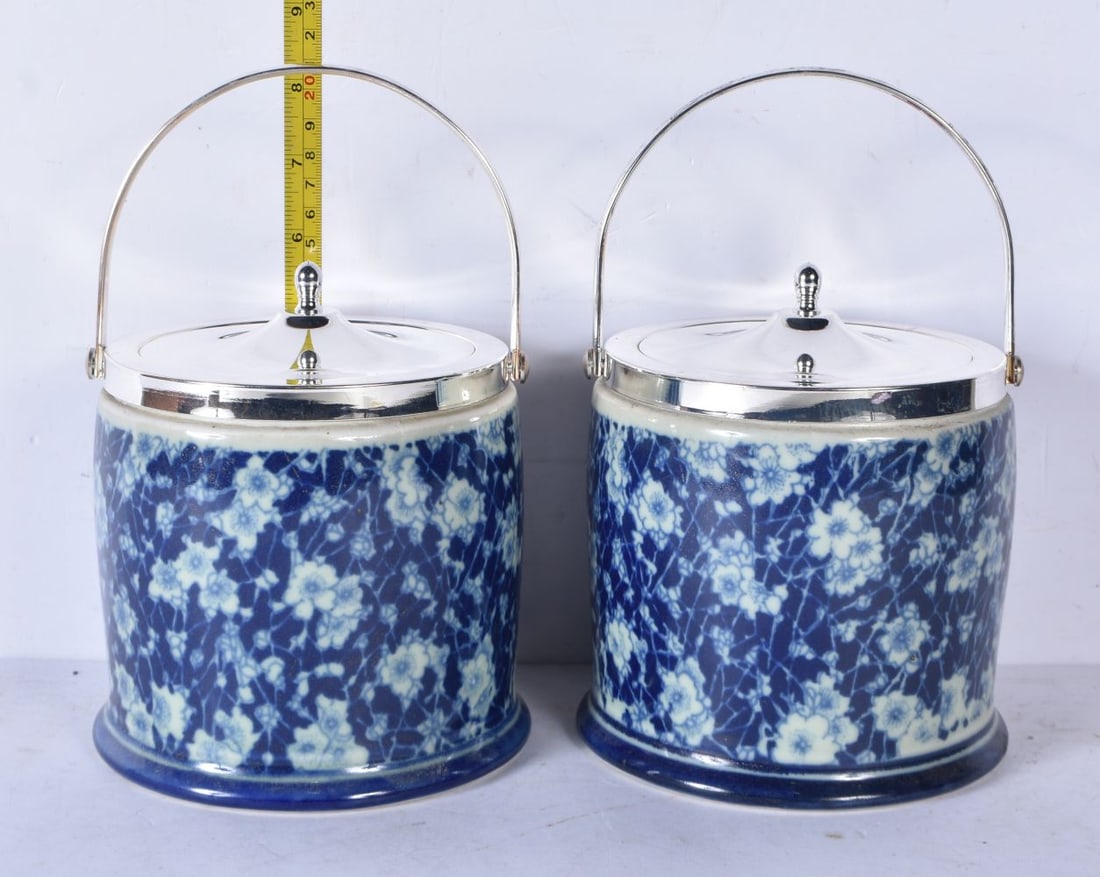 A pair of ceramic biscuit barrels 16cm (2) (1 of 3)