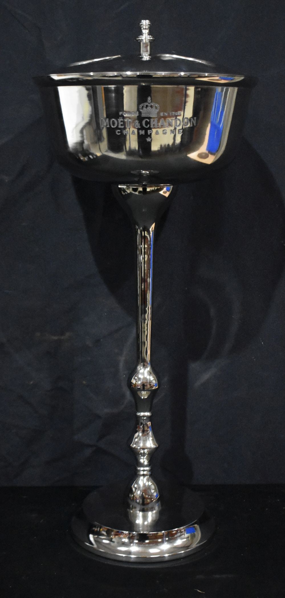 A chrome 4 bottle champagne cooler on a stand 85cm: A chrome 4 bottle champagne cooler on a stand 85cm