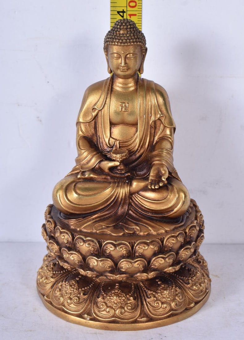 A gilt bronze Tibetan Shakyamuni statue 10.5cm. (1 of 4)