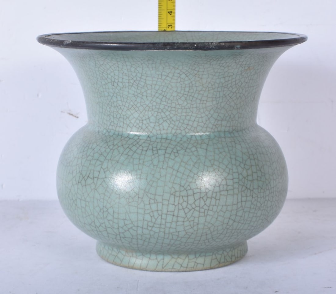 A Chinese porcelain Ru Ware vessel 13 x 16cm (1 of 5)