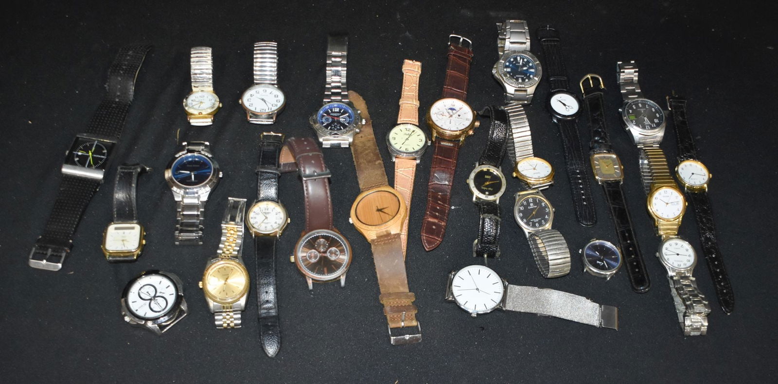 A collection of wristwatches. Not working (25) (1 of 4)
