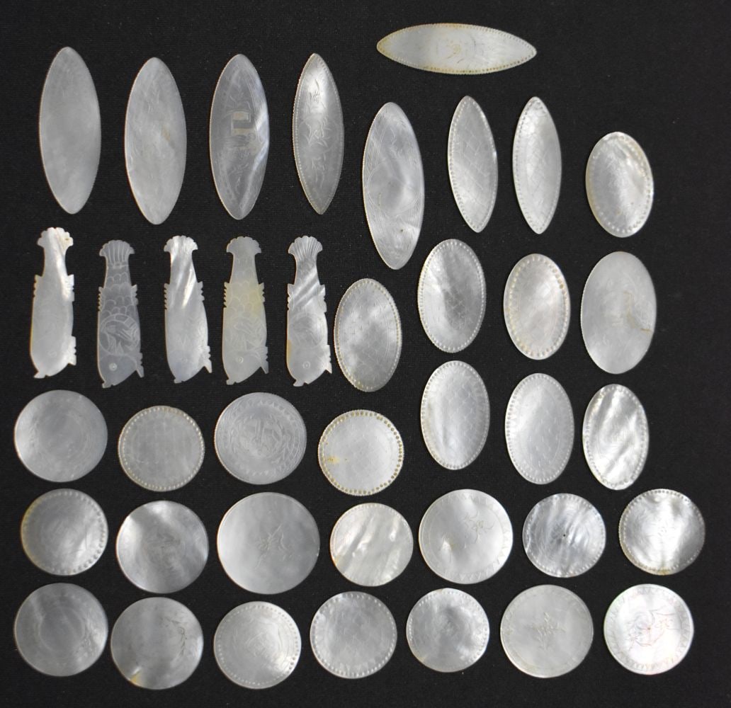 A collection of Chinese Mother of pearl gaming counters 6cm (40): A collection of Chinese Mother of pearl gaming counters 6cm (40)