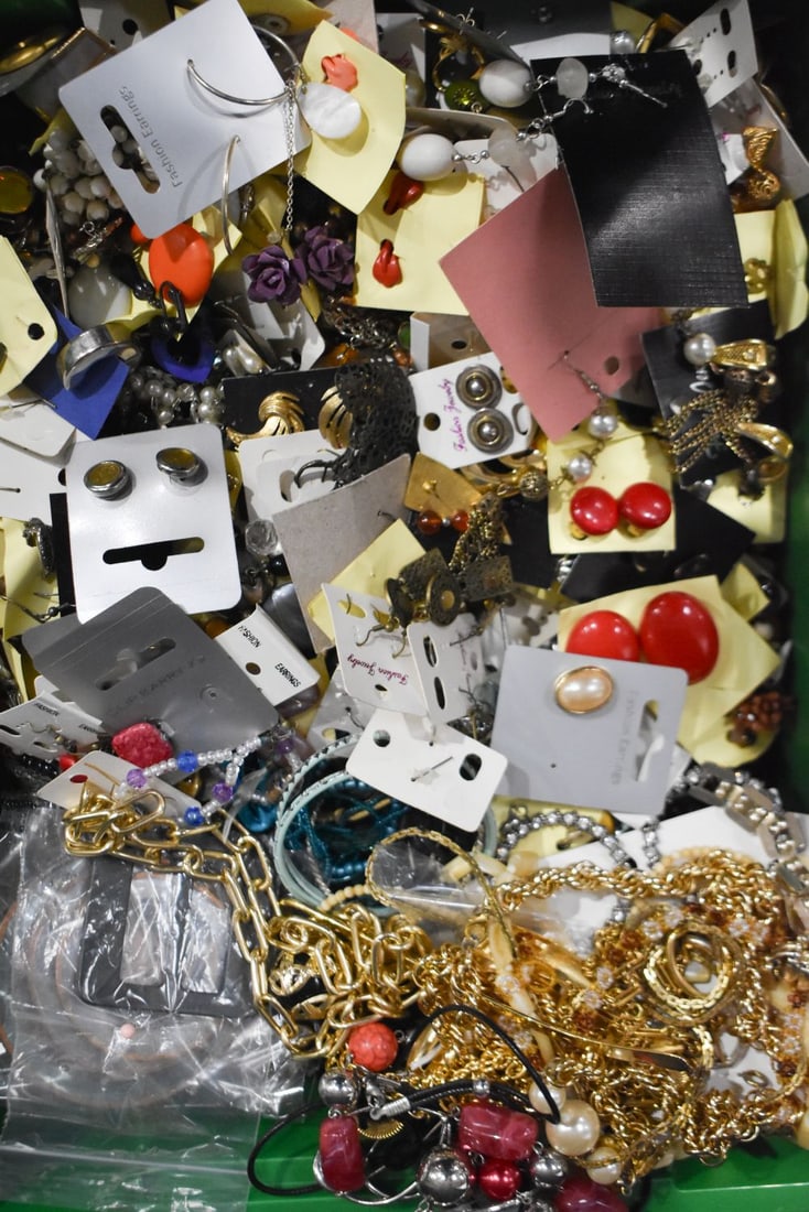 A collection of costume jewellery (Qty) (1 of 5)