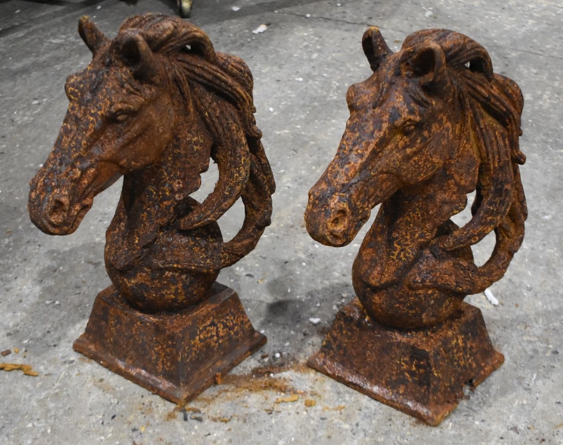 A pair of cast iron Horse Head garden features 45cm: A pair of cast iron Horse Head garden features 45cm