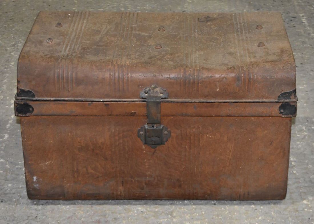 A vintage metal trunk 39 x 65 x 41cm (1 of 5)