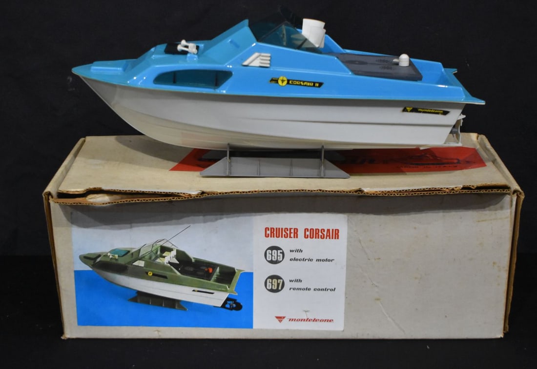 A boxed Italian Monteleone Cruiser Corsair model boat 51 x 17.5cm (1 of 3)