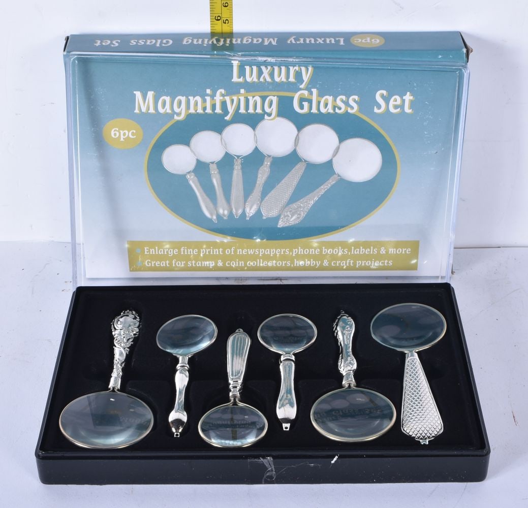 A magnifying glass set 22 x 14cm (1 of 2)