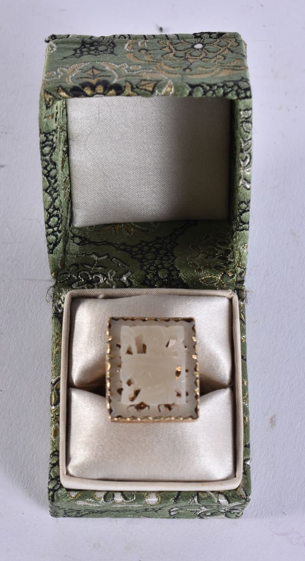 AN EARLY 20TH CENTURY CHINESE SILVER AND RETICULATED JADE RING. 6 grams.: AN EARLY 20TH CENTURY CHINESE SILVER AND RETICULATED JADE RING. 6 grams.
