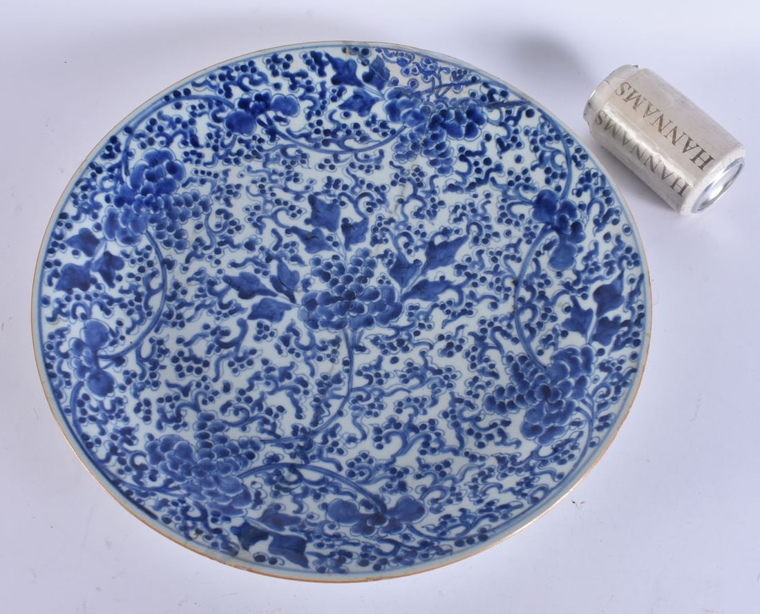 A LARGE 17TH/18TH CENTURY CHINESE BLUE AND WHITE PORCELAIN DISH Kangxi/Yongzheng. 40 cm diameter.: A LARGE 17TH/18TH CENTURY CHINESE BLUE AND WHITE PORCELAIN DISH Kangxi/Yongzheng. 40 cm diameter.