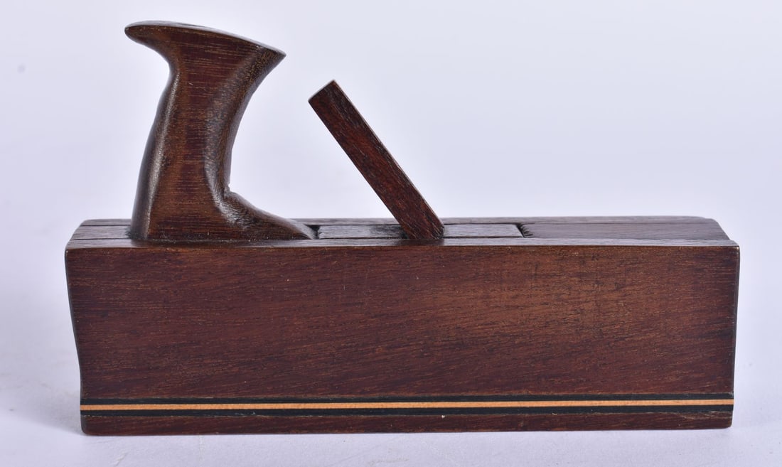 A RARE LATE VICTORIAN/EDWARDIAN NOVELTY 'CARPENTER'S PLANE' TREEN SNUFF BOX. 11 cm x 6.5 cm. (1 of 5)