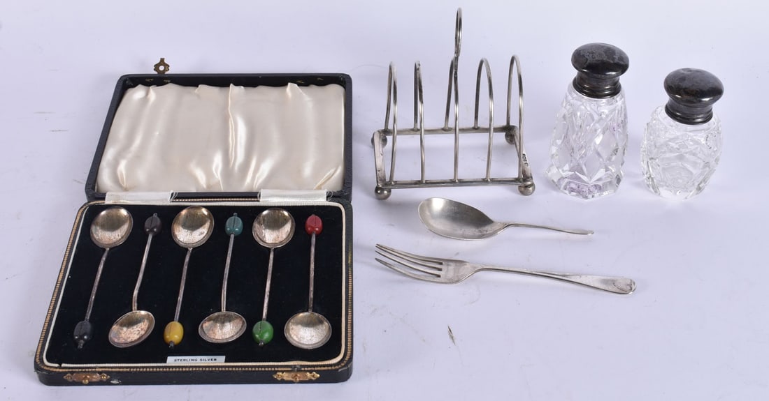 A COLLECTION OF SILVERWARE. Weighable silver 140 grams. (qty): A COLLECTION OF SILVERWARE. Weighable silver 140 grams. (qty)
