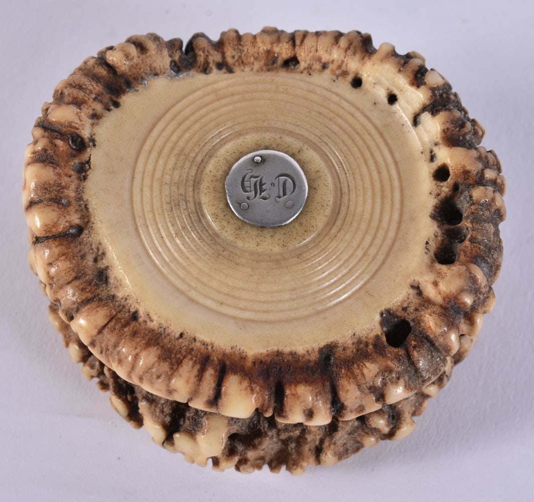 A MID 19TH CENTURY SCOTTISH ANTLER HORN SNUFF BOX AND COVER inset with a silver plaque. 115 grams. 1: A MID 19TH CENTURY SCOTTISH ANTLER HORN SNUFF BOX AND COVER inset with a silver plaque. 115 grams. 10 cm x 3.5 cm.