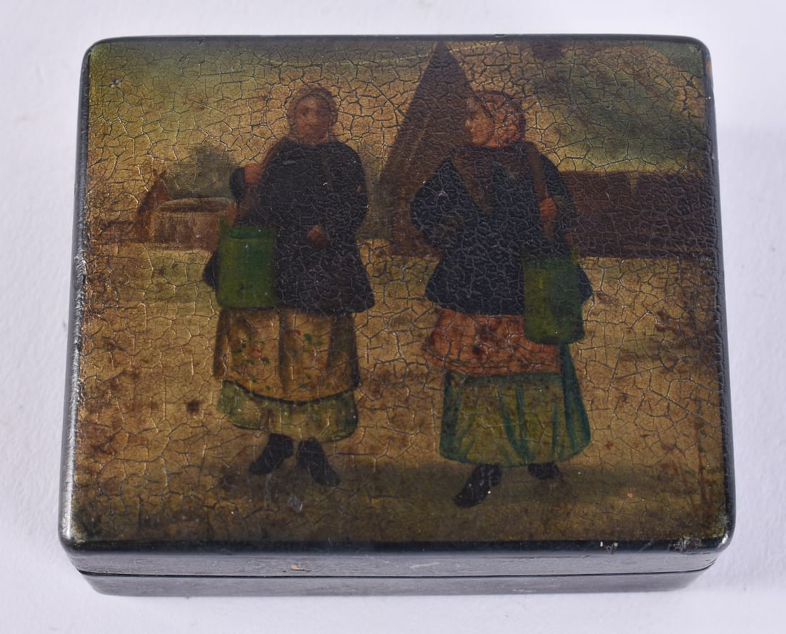 AN ANTIQUE RUSSIAN BLACK LACQUER SNUFF BOX. 46 grams. 6.75 cm x 5.75 cm.: AN ANTIQUE RUSSIAN BLACK LACQUER SNUFF BOX. 46 grams. 6.75 cm x 5.75 cm.