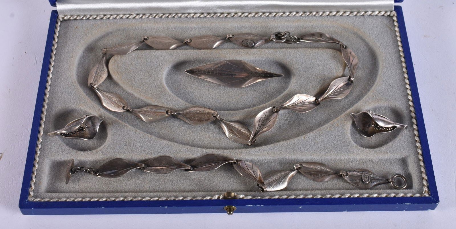 A STYLISH BOXED SCANDINAVIAN DANISH SILVER JEWELLERY GARNITURE. 51 grams. Largest 36 cm long.: A STYLISH BOXED SCANDINAVIAN DANISH SILVER JEWELLERY GARNITURE. 51 grams. Largest 36 cm long.