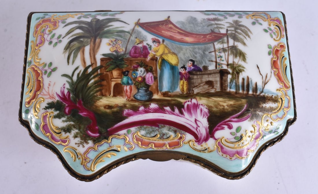 A FINE 19TH CENTURY GERMAN MEISSEN PORCELAIN BOX painted with Oriental figures. 13.5 cm x 8.5 cm.: A FINE 19TH CENTURY GERMAN MEISSEN PORCELAIN BOX painted with Oriental figures. 13.5 cm x 8.5 cm.
