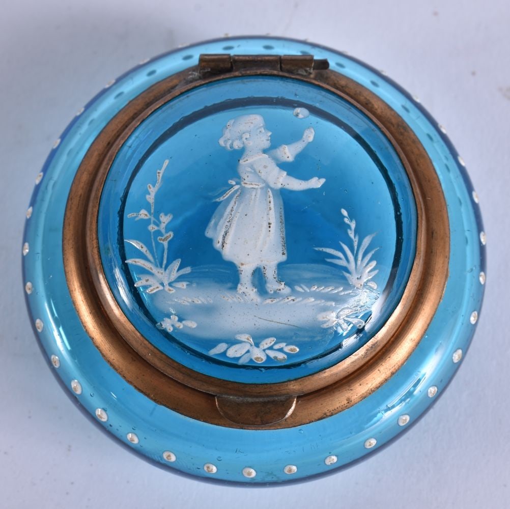 A SMALL ANTIQUE MARY GREGORY ENAMELLED PILL BOX. 6.5 cm wide.: A SMALL ANTIQUE MARY GREGORY ENAMELLED PILL BOX. 6.5 cm wide.