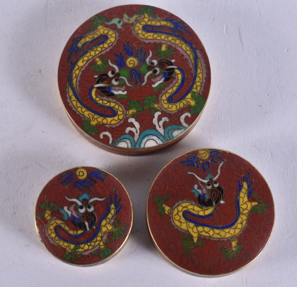 THREE EARLY 20TH CENTURY CHINESE CLOISONNE ENAMEL BOXES AND COVERS of graduated form. Largest 5 cm d (1 of 6)