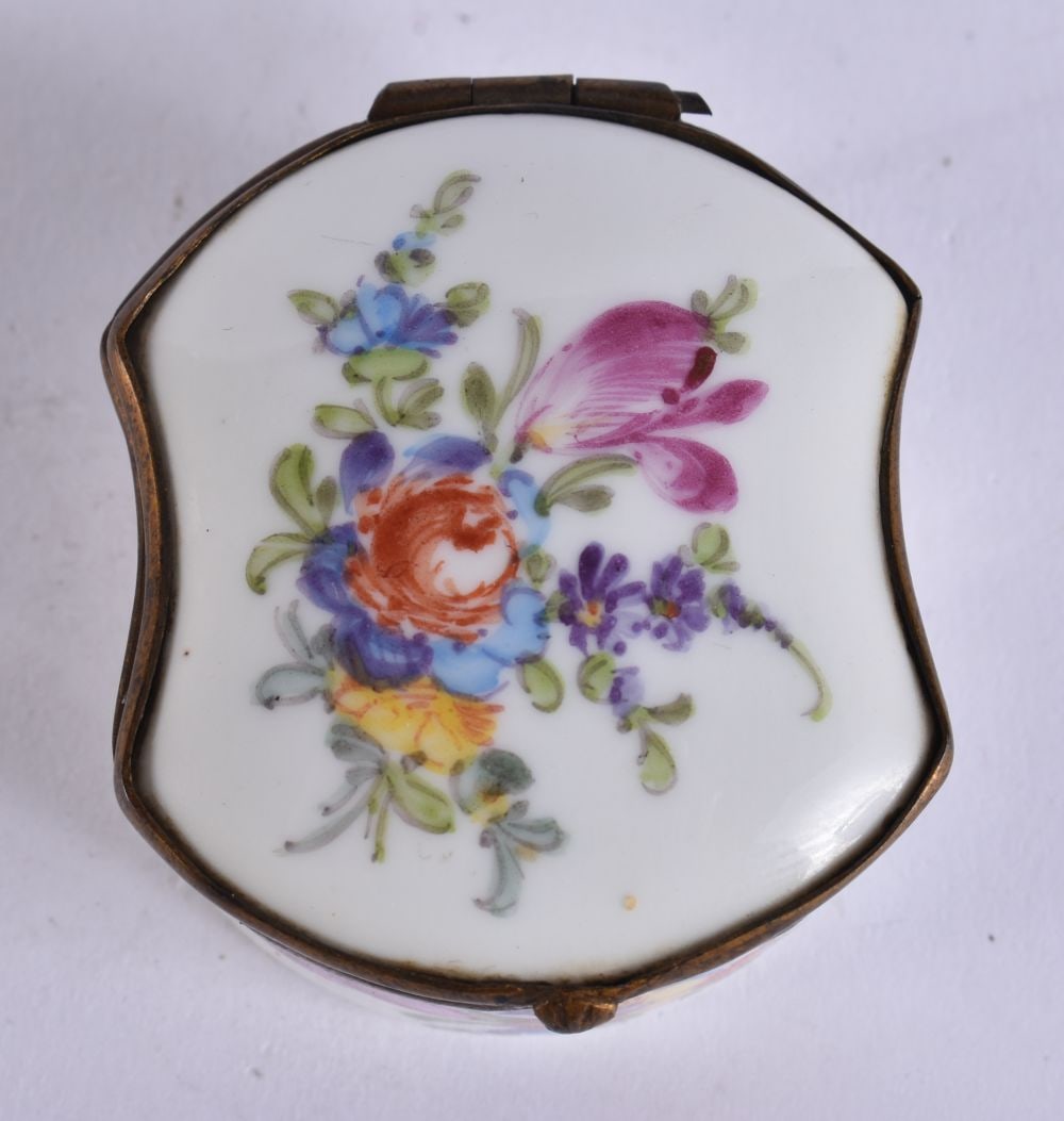 A SMALL ANTIQUE PORCELAIN PILL BOX painted with flowers. 5 cm x 4 cm.: A SMALL ANTIQUE PORCELAIN PILL BOX painted with flowers. 5 cm x 4 cm.