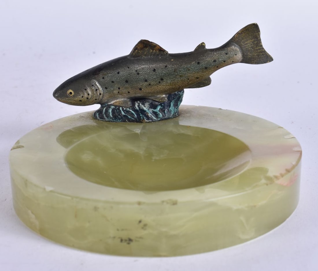 AN EARLY 20TH CENTURY COLD PAINTED BRONZE AND ONYX SALMON ASHTRAY. 12 cm wide.: AN EARLY 20TH CENTURY COLD PAINTED BRONZE AND ONYX SALMON ASHTRAY. 12 cm wide.