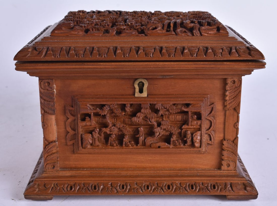 A LARGE 19TH CENTURY CHINESE SANDALWOOD CASKET Qing. 17 cm x 14cm x 14cm. (1 of 6)
