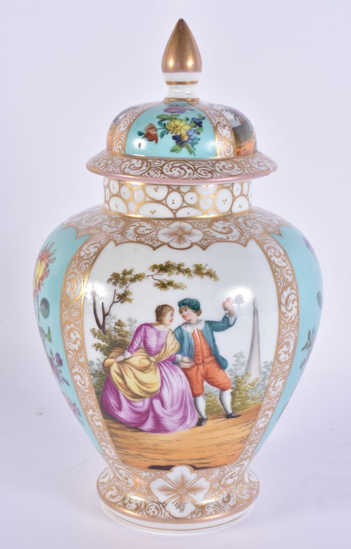 AN ANTIQUE GERMAN DRESDEN VASE AND COVER. 23 cm high.: AN ANTIQUE GERMAN DRESDEN VASE AND COVER. 23 cm high.