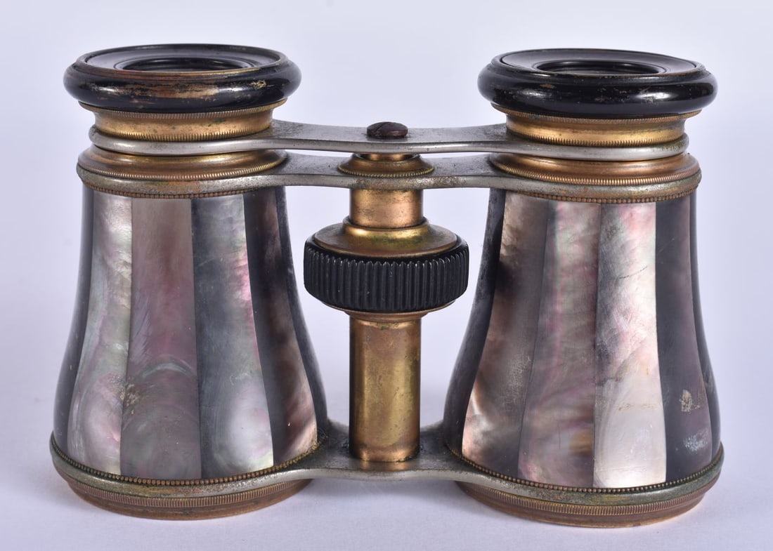 A PAIR OF ABALONE SHELL OPERA GLASSES. 11 cm wide. (1 of 4)