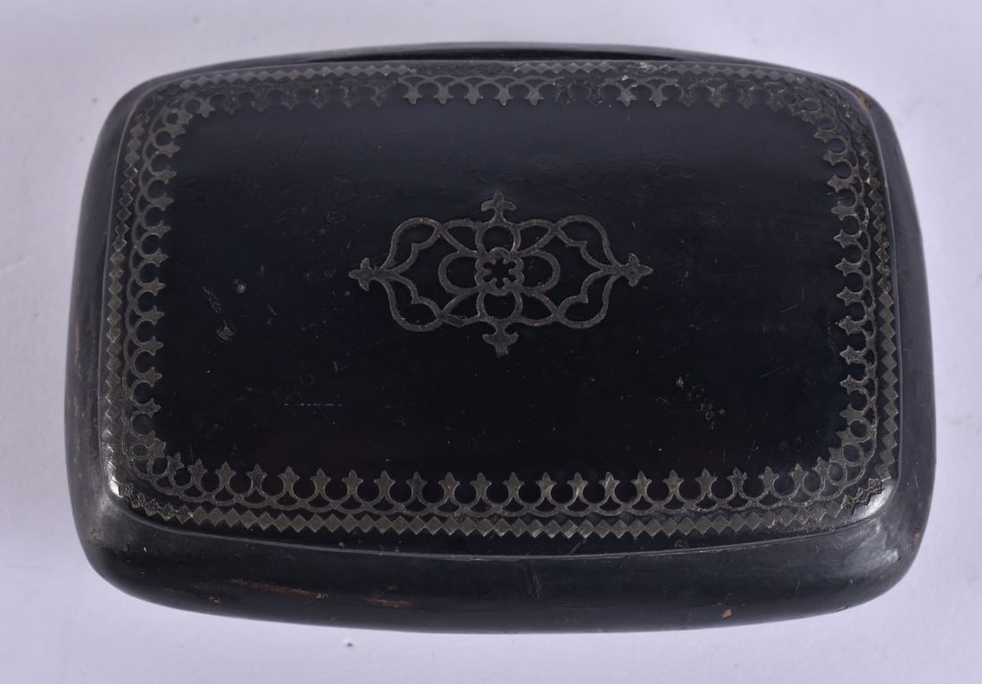 AN ANTIQUE SNUFF BOX. 9 cm x 7 cm.: AN ANTIQUE SNUFF BOX. 9 cm x 7 cm.