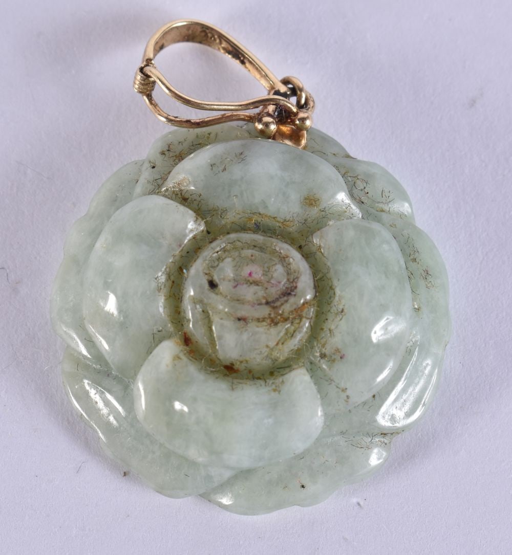 A CHINESE 9CT GOLD MOUNTED JADE PENDANT. 7.7 grams. 2.5 cm wide. (1 of 3)