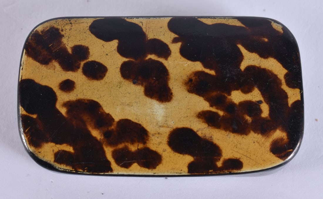 AN ANTIQUE SNUFF BOX. 21.8 grams. 7 cm x 4 cm.: AN ANTIQUE SNUFF BOX. 21.8 grams. 7 cm x 4 cm.