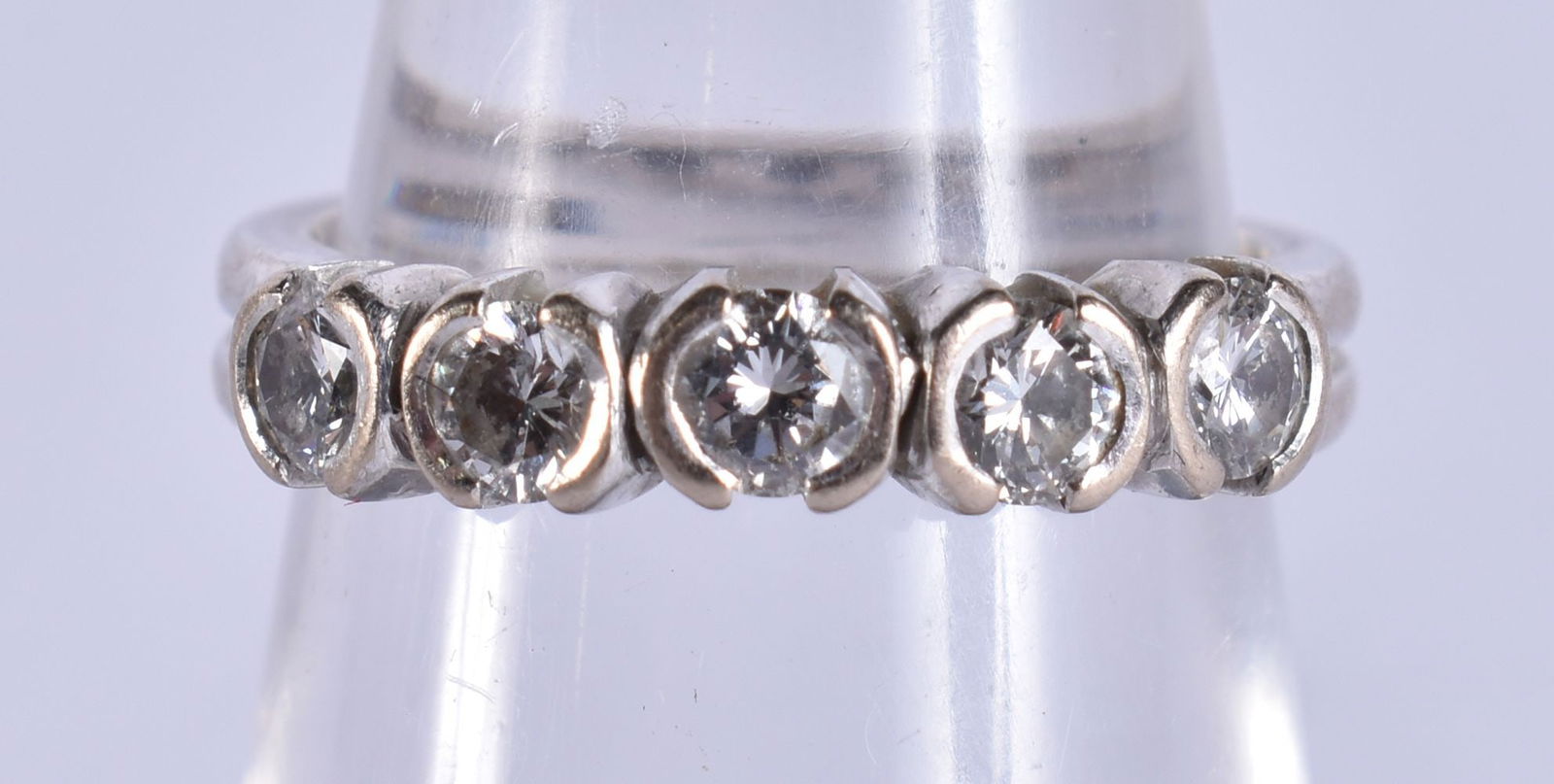 AN 18CT GOLD AND DIAMOND FIVE STONE RING. 4 grams. J. (1 of 4)