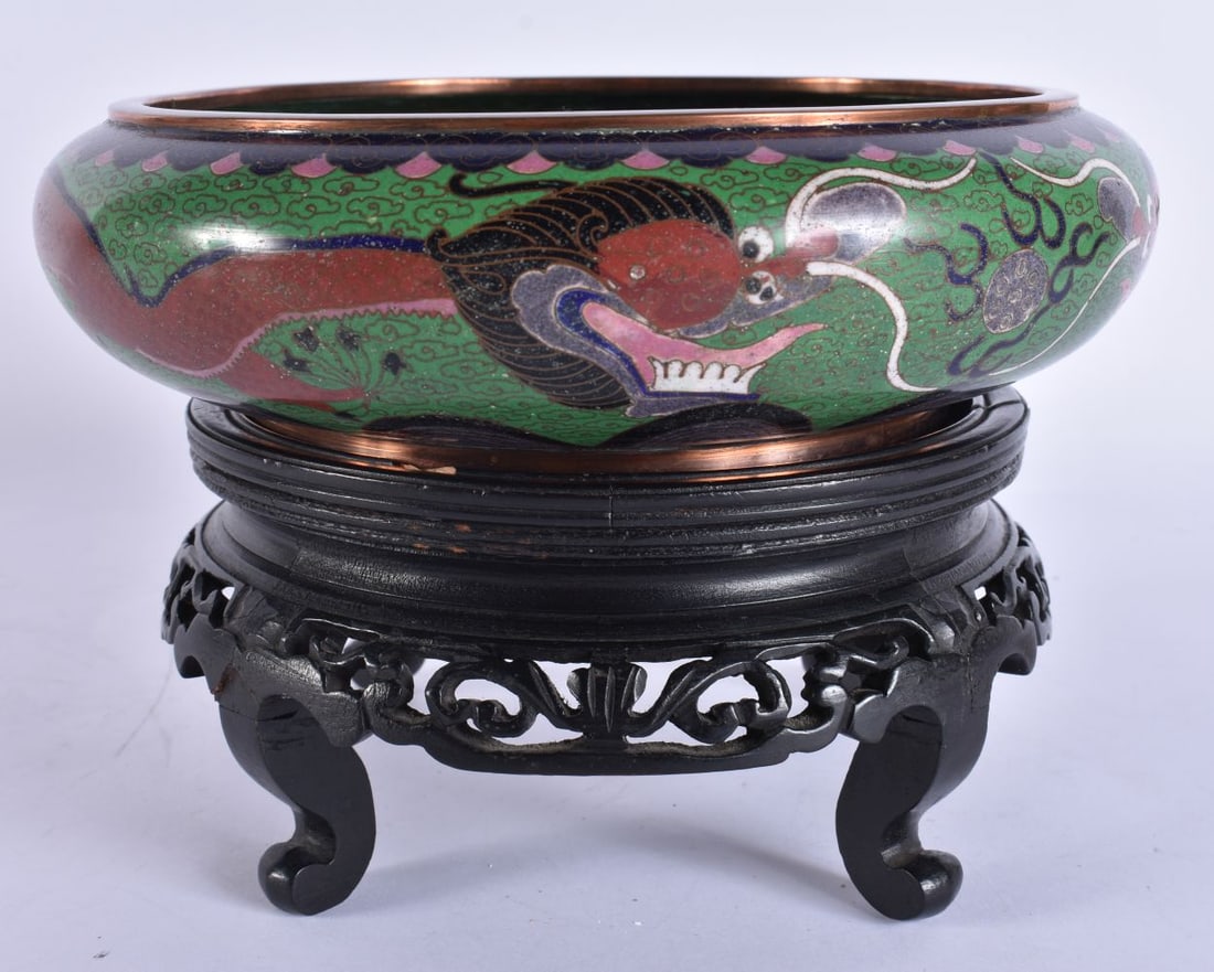 AN EARLY 20TH CENTURY CHINESE CLOISONNE ENAMEL DRAGON BOWL Late Qing/Republic. 20 cm wide.: AN EARLY 20TH CENTURY CHINESE CLOISONNE ENAMEL DRAGON BOWL Late Qing/Republic. 20 cm wide.